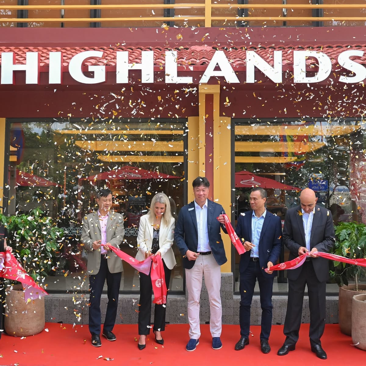 Brand Updates W23-24/2026: Highlands Coffee chạm mốc 1.000 cửa hàng, Green SM khai trương dịch vụ taxi điện tại Ấn Độ