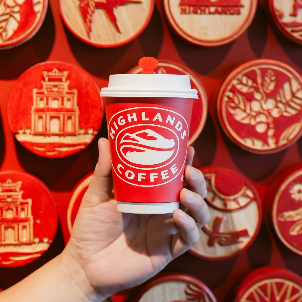 Brand Updates W23-24/2026: Highlands Coffee chạm mốc 1.000 cửa hàng, Green SM khai trương dịch vụ taxi điện tại Ấn Độ