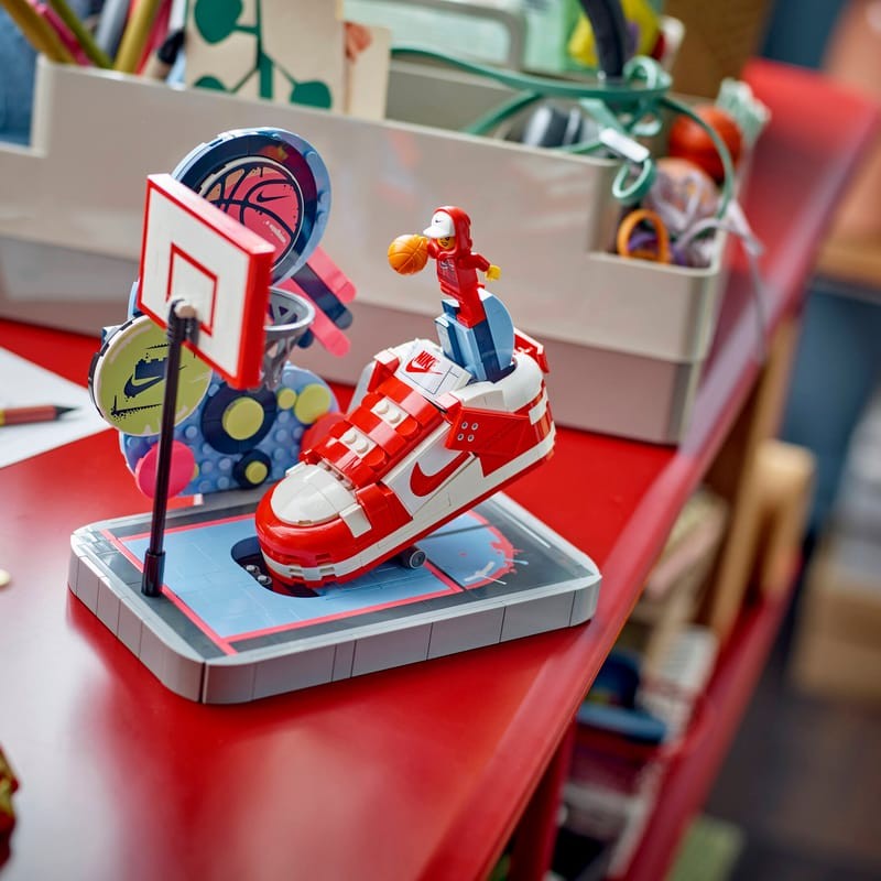 Brand Collab #9: Nike x LEGO – Liên minh chiến lược giữa Thể thao và Sáng tạo trong kỷ nguyên trải nghiệm toàn cầu