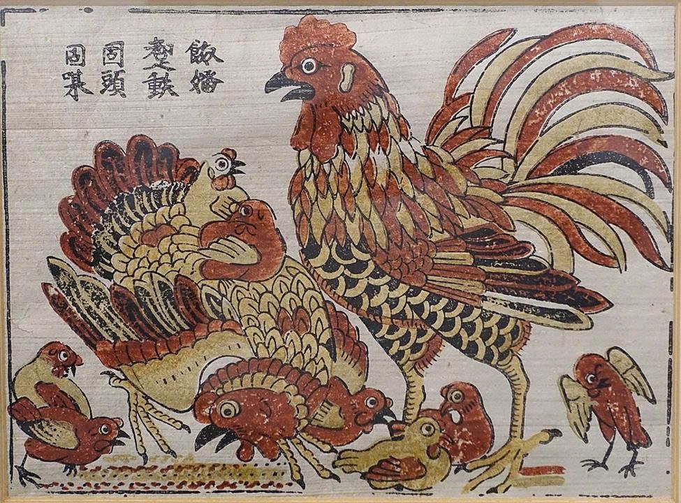 Tranh Đ&ocirc;ng Hồ &ldquo;Rooster and hen&rdquo;, trưng b&agrave;y tại Vietnam National Museum of Fine Arts. Tranh d&acirc;n gian l&agrave; một trong những chất liệu thị gi&aacute;c thường được t&aacute;i diễn giải trong thiết kế bao b&igrave; Tết v&agrave; truyền th&ocirc;ng m&ugrave;a vụ. Nguồn ảnh: Wikimedia Commons / Daderot / CC0 1.0 Public Domain Dedication.