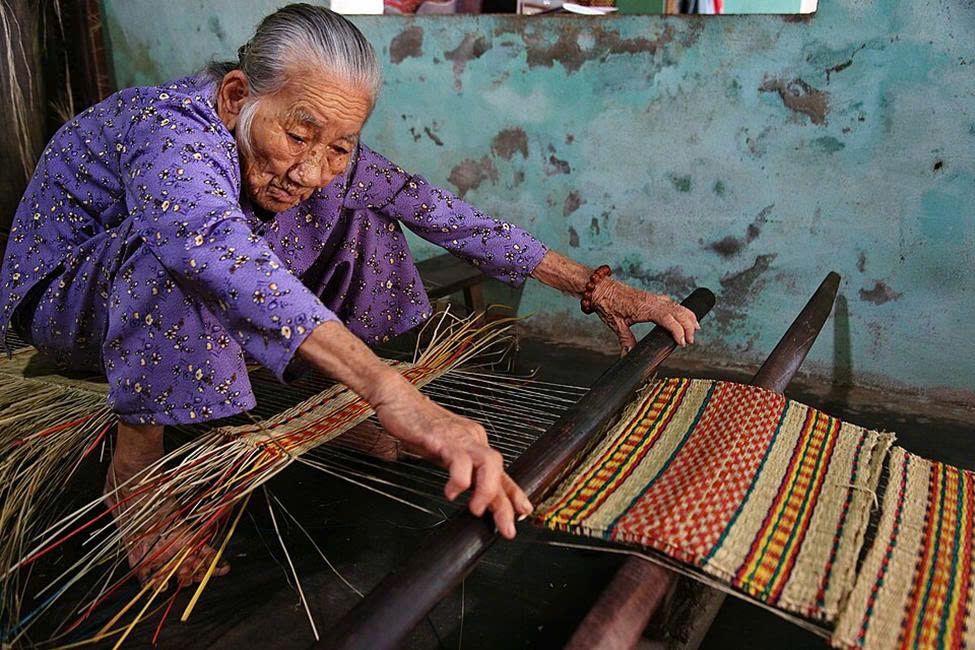 Sản xuất chiếu c&oacute;i truyền thống tại Hội An, Việt Nam. Trong truyền th&ocirc;ng sử dụng chất liệu di sản, người thực h&agrave;nh văn h&oacute;a kh&ocirc;ng n&ecirc;n chỉ xuất hiện như &ldquo;ph&ocirc;ng nền cảm x&uacute;c&rdquo;, m&agrave; cần được nh&igrave;n nhận như chủ thể của tri thức, kỹ năng v&agrave; k&yacute; ức nghề. Nguồn ảnh: Wikimedia Commons / Proxodimec / CC BY-SA 4.0.