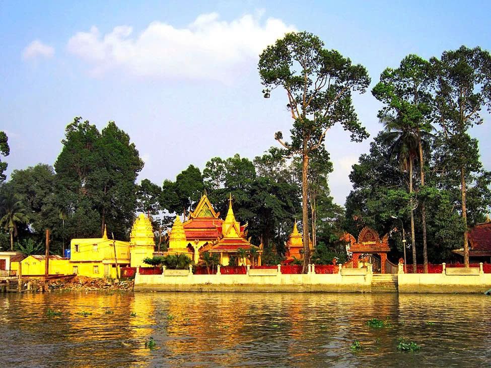 Ch&ugrave;a P&ocirc;thi Somr&ocirc;n ở &Ocirc; M&ocirc;n, Cần Thơ. Kh&ocirc;ng gian kiến tr&uacute;c - t&iacute;n ngưỡng cho thấy biểu tượng văn h&oacute;a kh&ocirc;ng chỉ l&agrave; motif thị gi&aacute;c, m&agrave; c&ograve;n gắn với bối cảnh sử dụng, cộng đồng thực h&agrave;nh v&agrave; tầng nghĩa thi&ecirc;ng. Nguồn ảnh: Wikimedia Commons / B&ugrave;i Thụy Đ&agrave;o Nguy&ecirc;n / CC BY-SA 3.0.