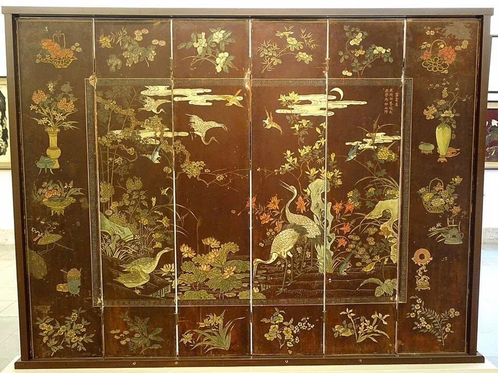 Four seasons, lacquer engraving &ndash; Vietnam National Museum of Fine Arts. Khi di sản được đưa v&agrave;o ng&ocirc;n ngữ thương hiệu, phần &ldquo;đẹp&rdquo; kh&ocirc;ng n&ecirc;n bị t&aacute;ch khỏi kỹ thuật, bối cảnh v&agrave; lớp nghĩa văn h&oacute;a đ&atilde; tạo n&ecirc;n n&oacute;. Nguồn ảnh: Wikimedia Commons / Daderot / CC0 1.0 Public Domain Dedication.