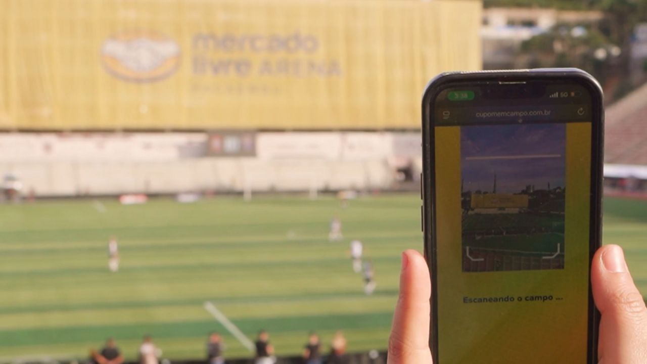 &ldquo;Field Barcode&rdquo;: V&igrave; sao &yacute; tưởng biến s&acirc;n b&oacute;ng th&agrave;nh m&atilde; vạch khổng lồ chiến thắng Grand Prix Cannes Lions?