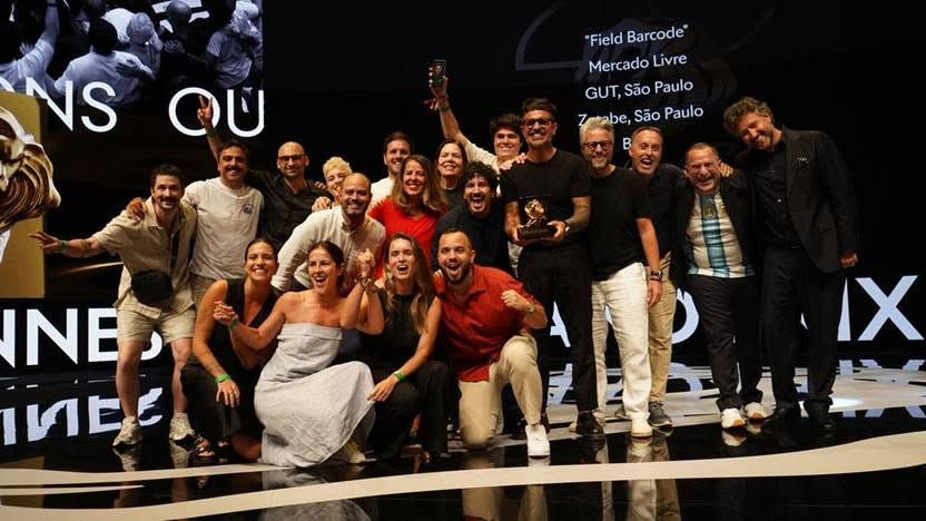 &ldquo;Field Barcode&rdquo;: V&igrave; sao &yacute; tưởng biến s&acirc;n b&oacute;ng th&agrave;nh m&atilde; vạch khổng lồ chiến thắng Grand Prix Cannes Lions?