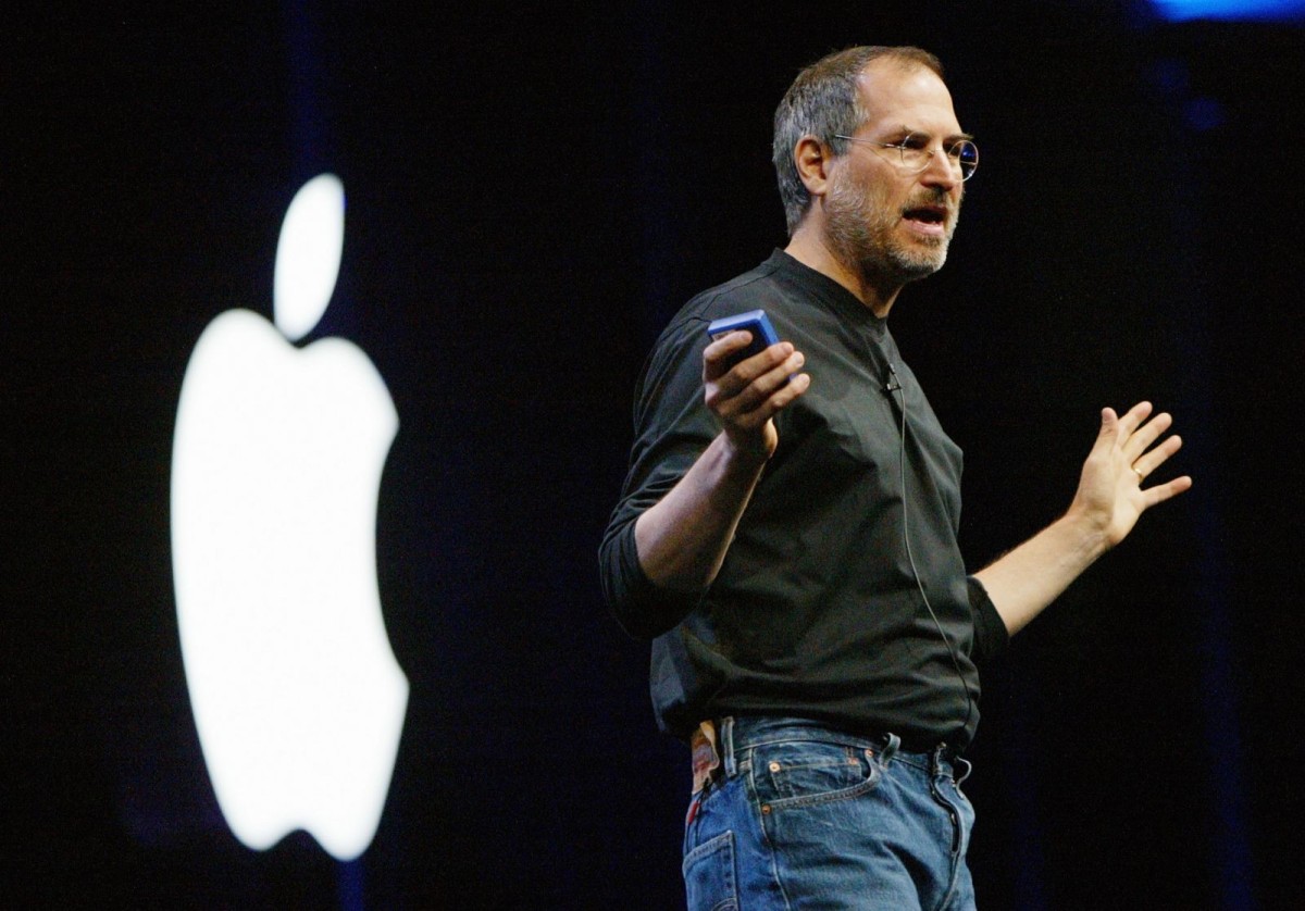 Apple, Issey Miyake và câu chuyện chiếc áo cổ lọ đen huyền thoại của Steve Jobs