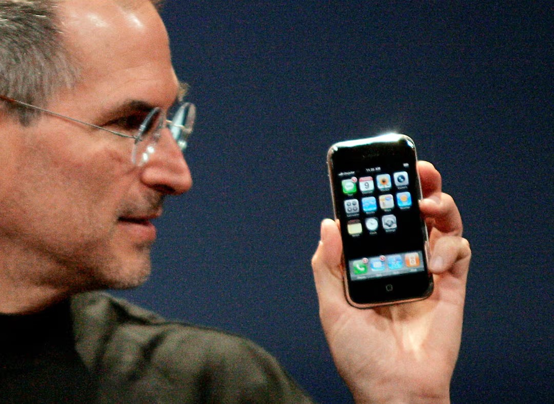 Apple, Issey Miyake và câu chuyện chiếc áo cổ lọ đen huyền thoại của Steve Jobs