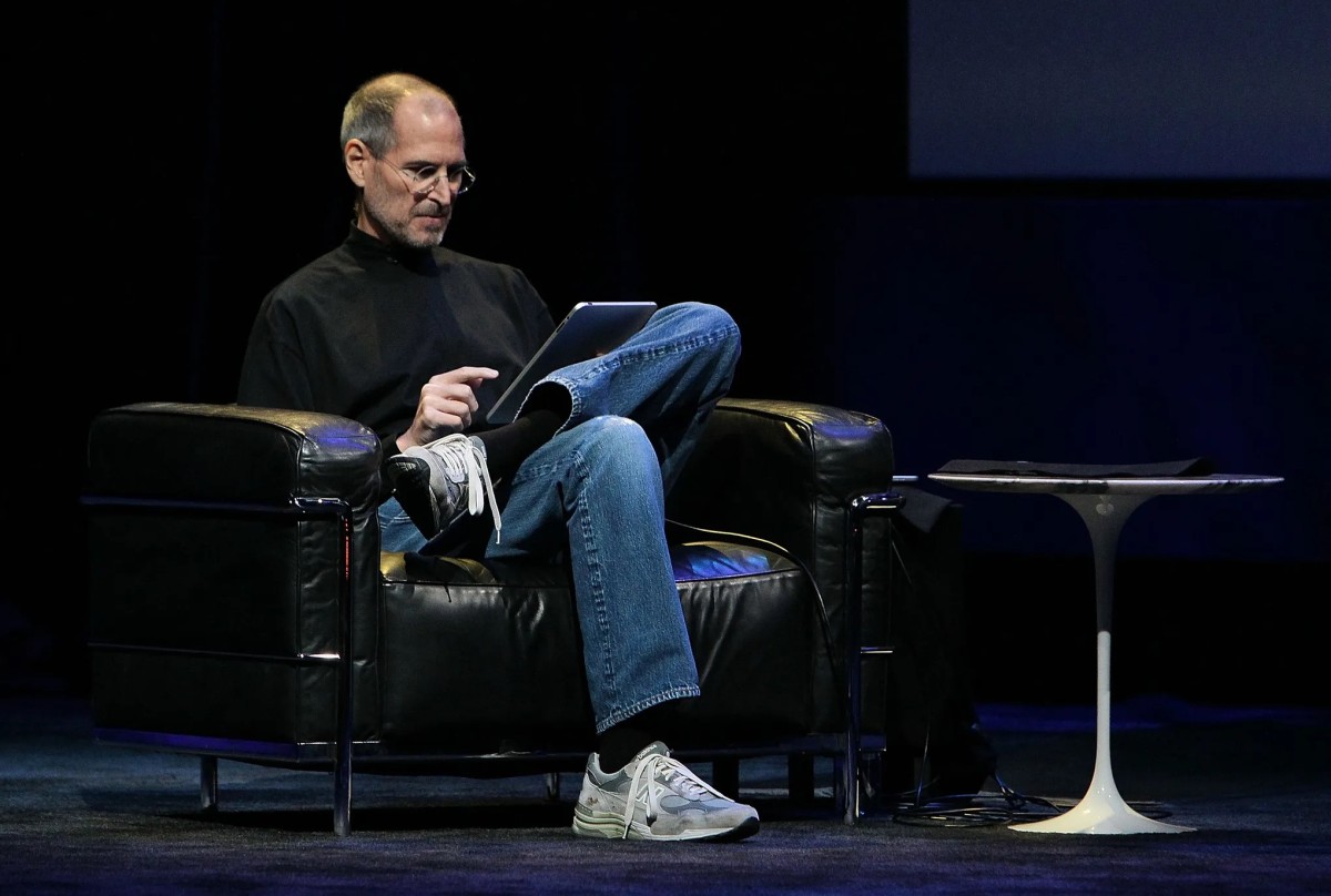 Apple, Issey Miyake và câu chuyện chiếc áo cổ lọ đen huyền thoại của Steve Jobs