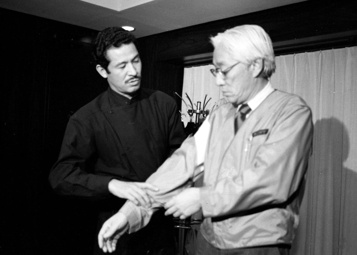 Apple, Issey Miyake và câu chuyện chiếc áo cổ lọ đen huyền thoại của Steve Jobs