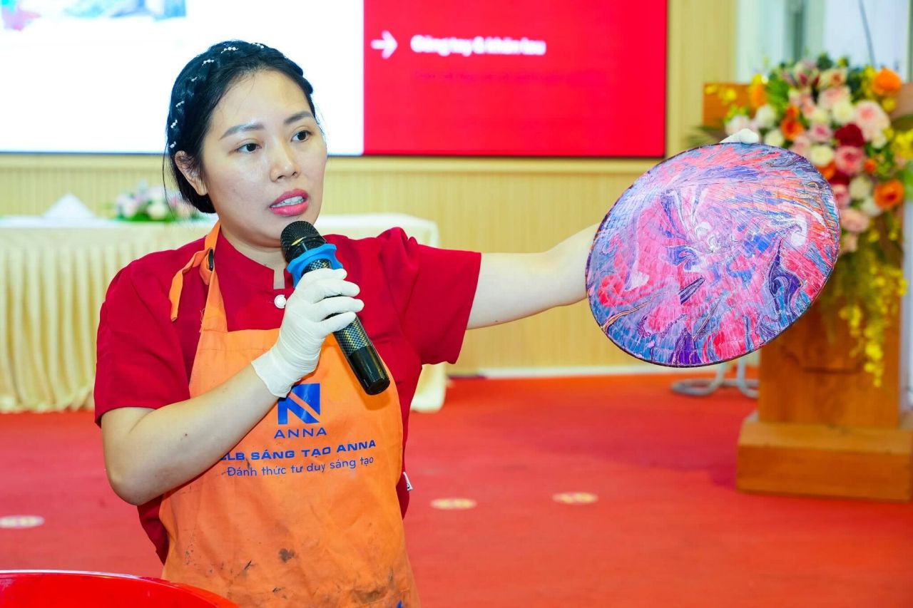 Làng nón hơn 100 tuổi khởi sắc với chuyển đổi số và sáng tạo nghệ thuật
