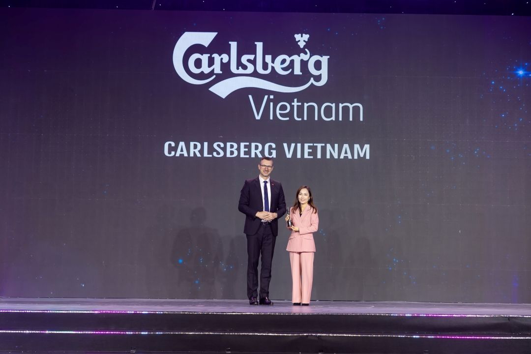 Bà Đặng Trần Ngọc Ngân - Giám đốc Cấp cao Nhân sự & Văn hóa của Carlsberg Việt Nam thay mặt doanh nghiệp nhận giải từ HR Asia 2026 (Nguồn: Carlsberg Việt Nam)