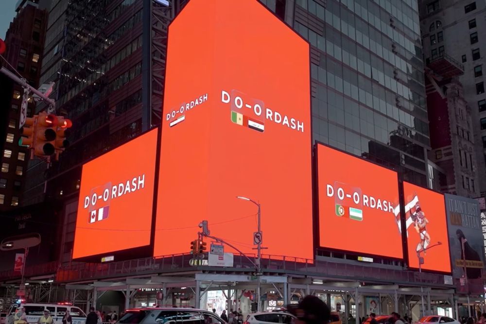 DoorDash “hack” logo để cập nhật tỷ số World Cup 2026, gây sốt với chiến dịch OOH thú vị