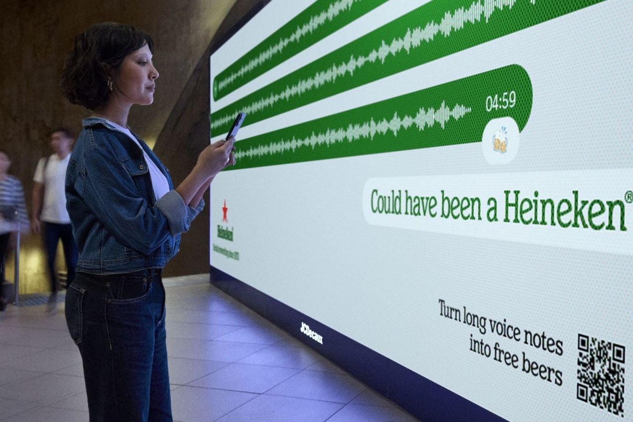 Heineken biến những đoạn voice note d&agrave;i th&agrave;nh lời mời gặp mặt trong chiến dịch OOH đầy s&aacute;ng tạo mới