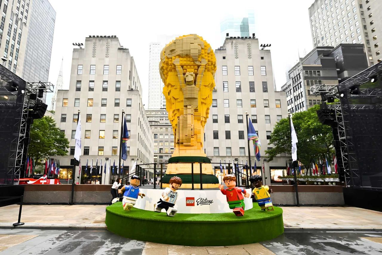 LEGO gây sốt với chiếc cúp World Cup khổng lồ từ 1,36 triệu viên gạch