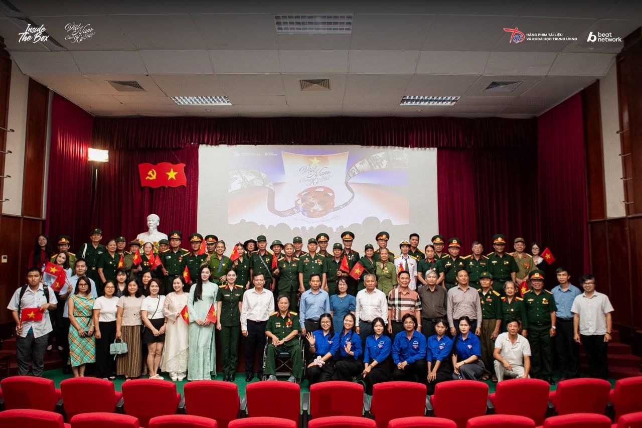 Cựu chiến binh v&agrave; thế hệ trẻ c&ugrave;ng gặp gỡ tại buổi chiếu phim t&agrave;i liệu Tr&ecirc;n chiếc xe lăn