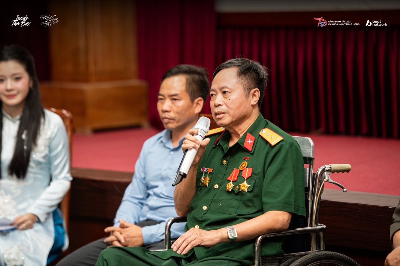 Cựu chiến binh v&agrave; thế hệ trẻ c&ugrave;ng gặp gỡ tại buổi chiếu phim t&agrave;i liệu Tr&ecirc;n chiếc xe lăn