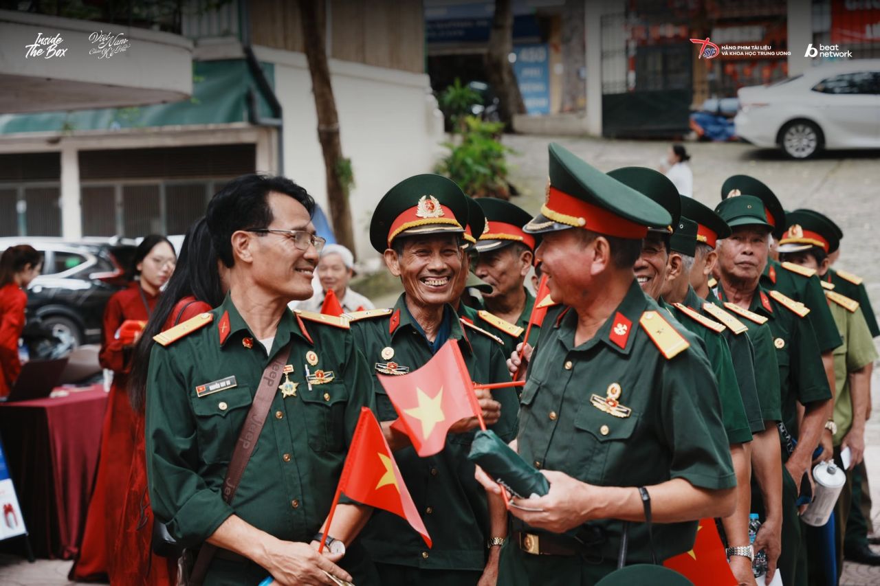 Cựu chiến binh v&agrave; thế hệ trẻ c&ugrave;ng gặp gỡ tại buổi chiếu phim t&agrave;i liệu Tr&ecirc;n chiếc xe lăn