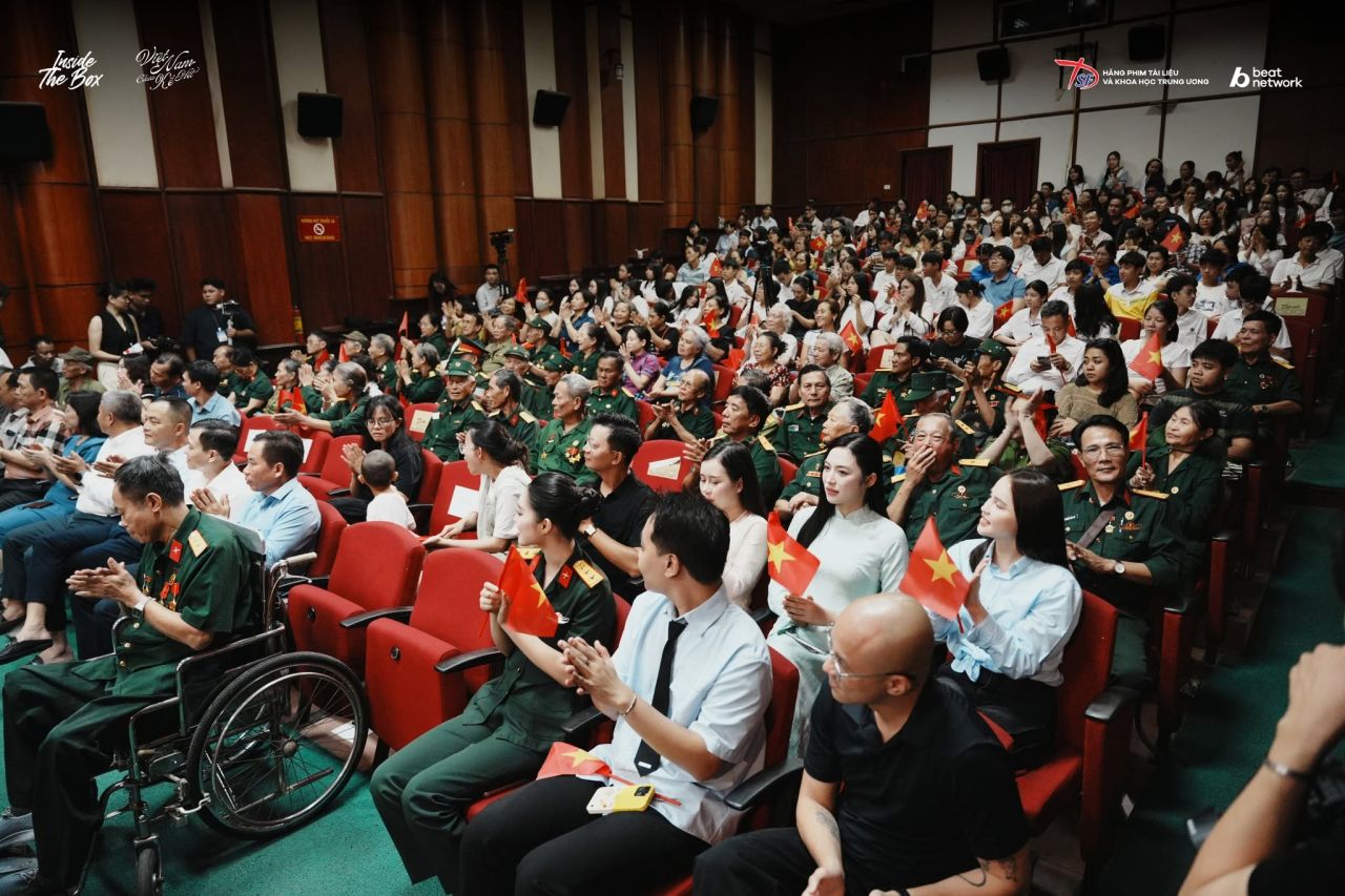 Cựu chiến binh v&agrave; thế hệ trẻ c&ugrave;ng gặp gỡ tại buổi chiếu phim t&agrave;i liệu Tr&ecirc;n chiếc xe lăn