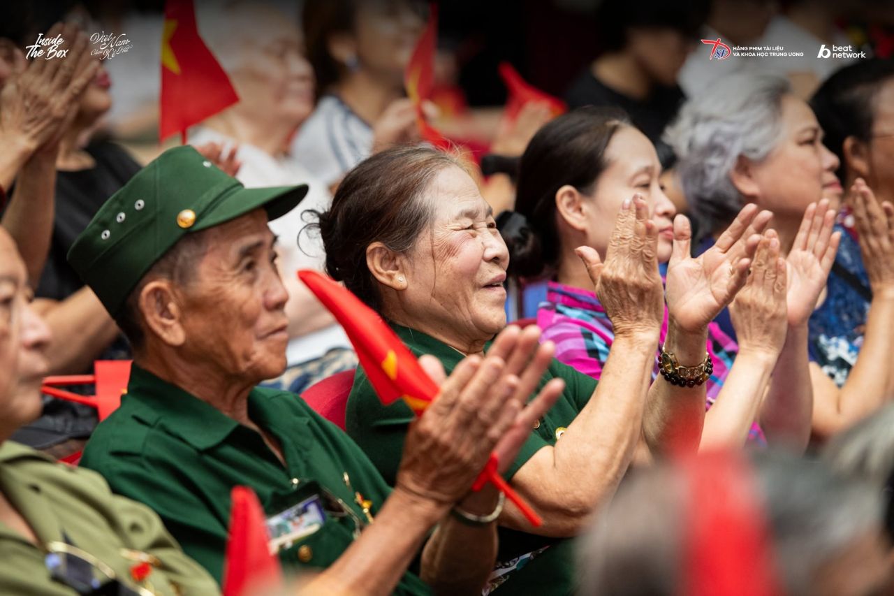 Cựu chiến binh v&agrave; thế hệ trẻ c&ugrave;ng gặp gỡ tại buổi chiếu phim t&agrave;i liệu Tr&ecirc;n chiếc xe lăn