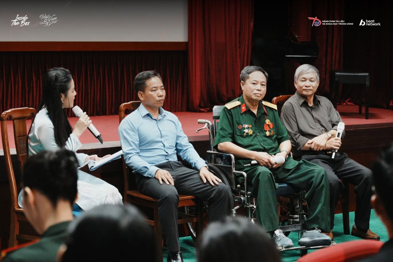 Cựu chiến binh v&agrave; thế hệ trẻ c&ugrave;ng gặp gỡ tại buổi chiếu phim t&agrave;i liệu Tr&ecirc;n chiếc xe lăn