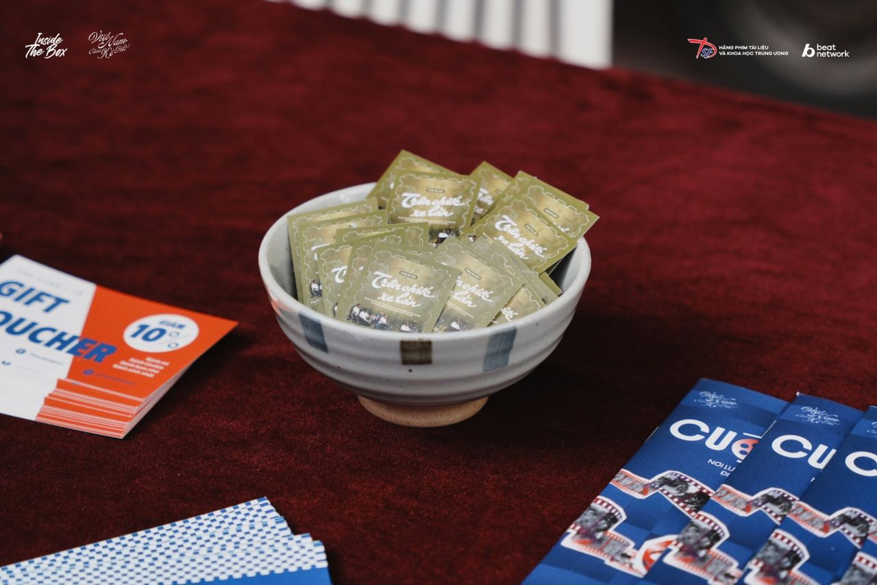 Cựu chiến binh v&agrave; thế hệ trẻ c&ugrave;ng gặp gỡ tại buổi chiếu phim t&agrave;i liệu Tr&ecirc;n chiếc xe lăn