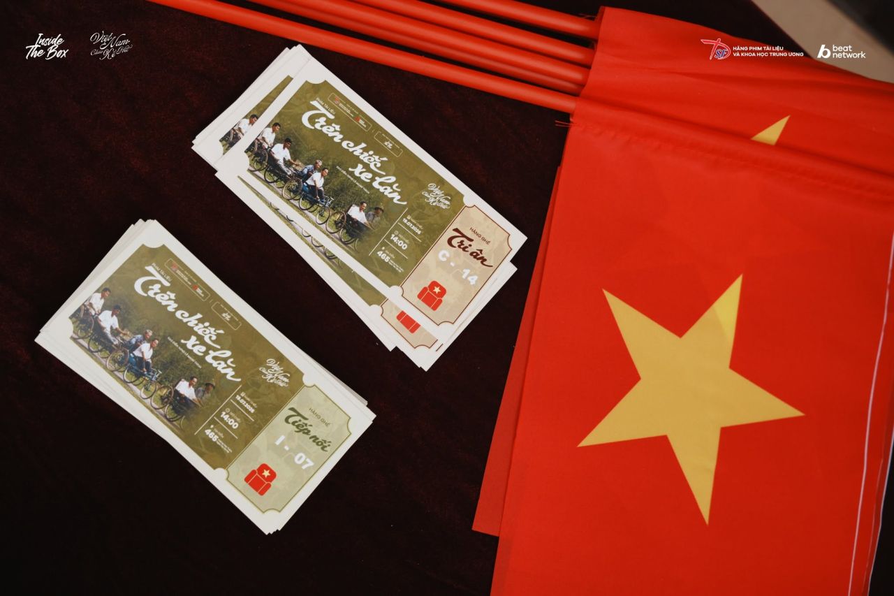 Cựu chiến binh v&agrave; thế hệ trẻ c&ugrave;ng gặp gỡ tại buổi chiếu phim t&agrave;i liệu Tr&ecirc;n chiếc xe lăn
