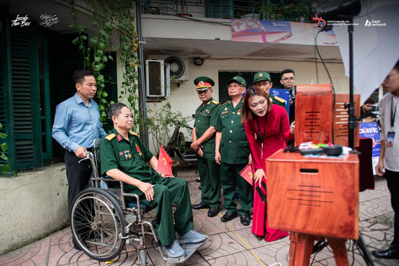 Cựu chiến binh v&agrave; thế hệ trẻ c&ugrave;ng gặp gỡ tại buổi chiếu phim t&agrave;i liệu Tr&ecirc;n chiếc xe lăn