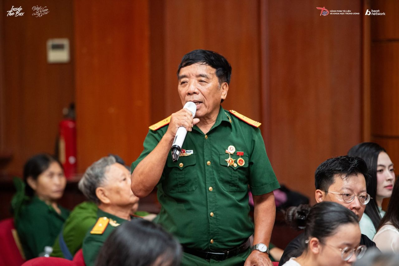 Cựu chiến binh v&agrave; thế hệ trẻ c&ugrave;ng gặp gỡ tại buổi chiếu phim t&agrave;i liệu Tr&ecirc;n chiếc xe lăn