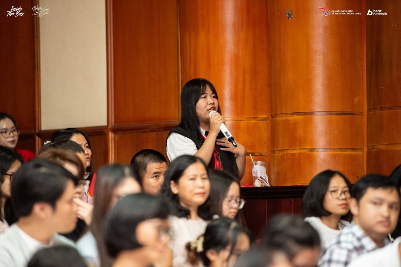 Cựu chiến binh v&agrave; thế hệ trẻ c&ugrave;ng gặp gỡ tại buổi chiếu phim t&agrave;i liệu Tr&ecirc;n chiếc xe lăn