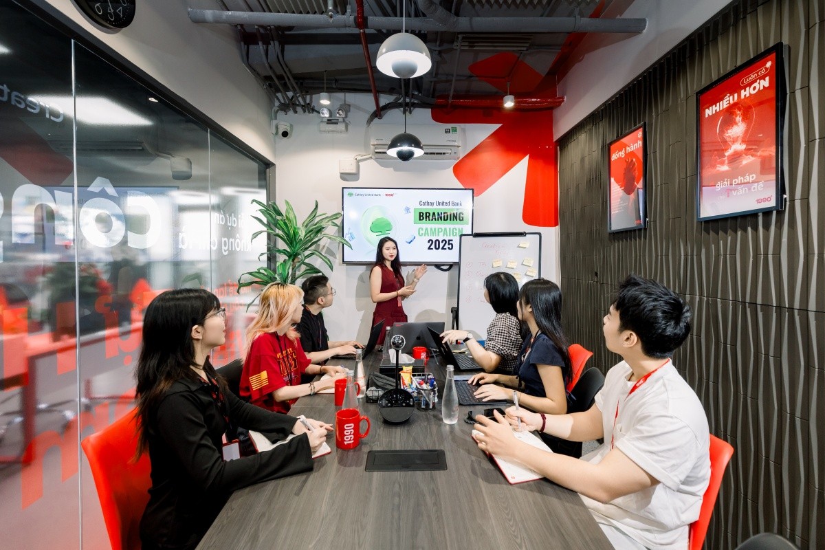 Account huy động team và điều phối buổi họp khởi động dự án sau khi nhận Brief từ khách hàng.