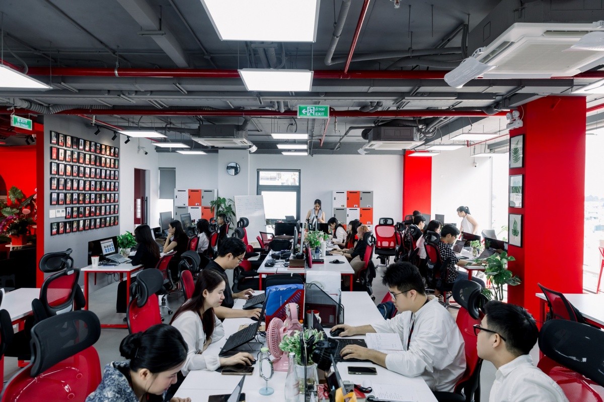 Team Account tiếp nhận phản hồi từ khách hàng và điều chỉnh cùng nội bộ.
