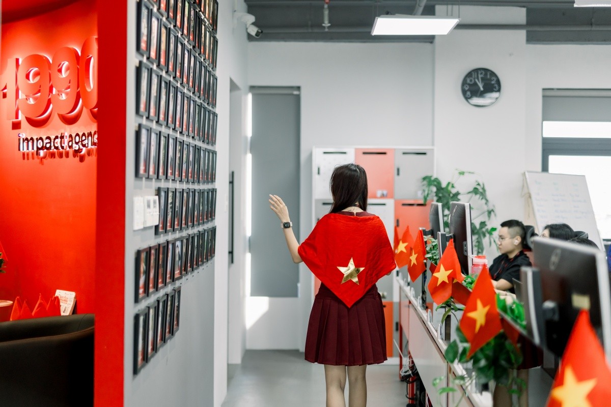 Văn phòng 1990 Agency rực rỡ sắc đỏ trong không khí chào mừng Quốc khánh 2/9.