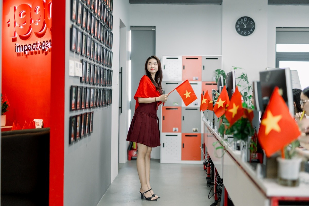 Văn phòng 1990 Agency rực rỡ sắc đỏ trong không khí chào mừng Quốc khánh 2/9.