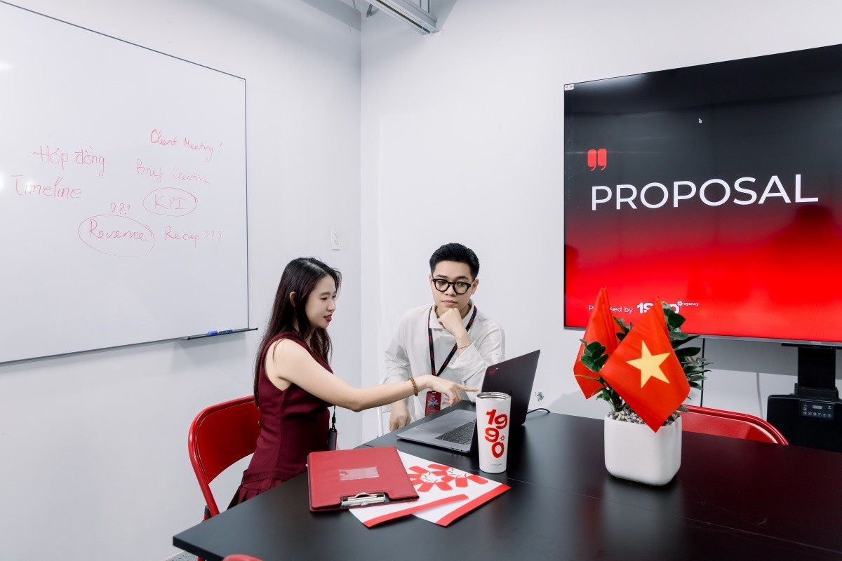 Không khí brainstorm sôi nổi tại 1990 Agency.