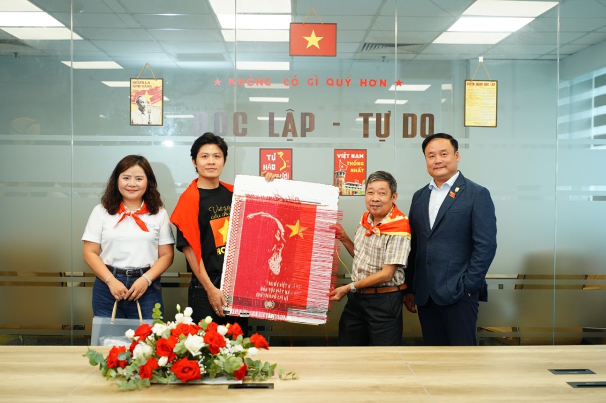 Không chỉ là thời trang: Aristino kể câu chuyện yêu nước theo cách đặc biệt