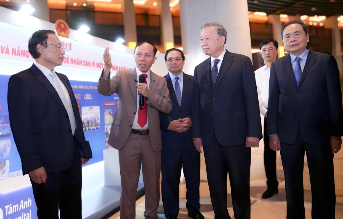Bệnh viện Tâm Anh giới thiệu các siêu Robot AI tại Nhà Quốc hội