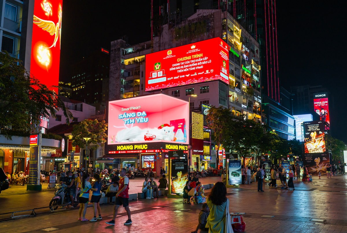 Mang mèo 3D thông minh, đáng yêu lên OOH, SmartHeart khiến “hội yêu mèo” rụng tim