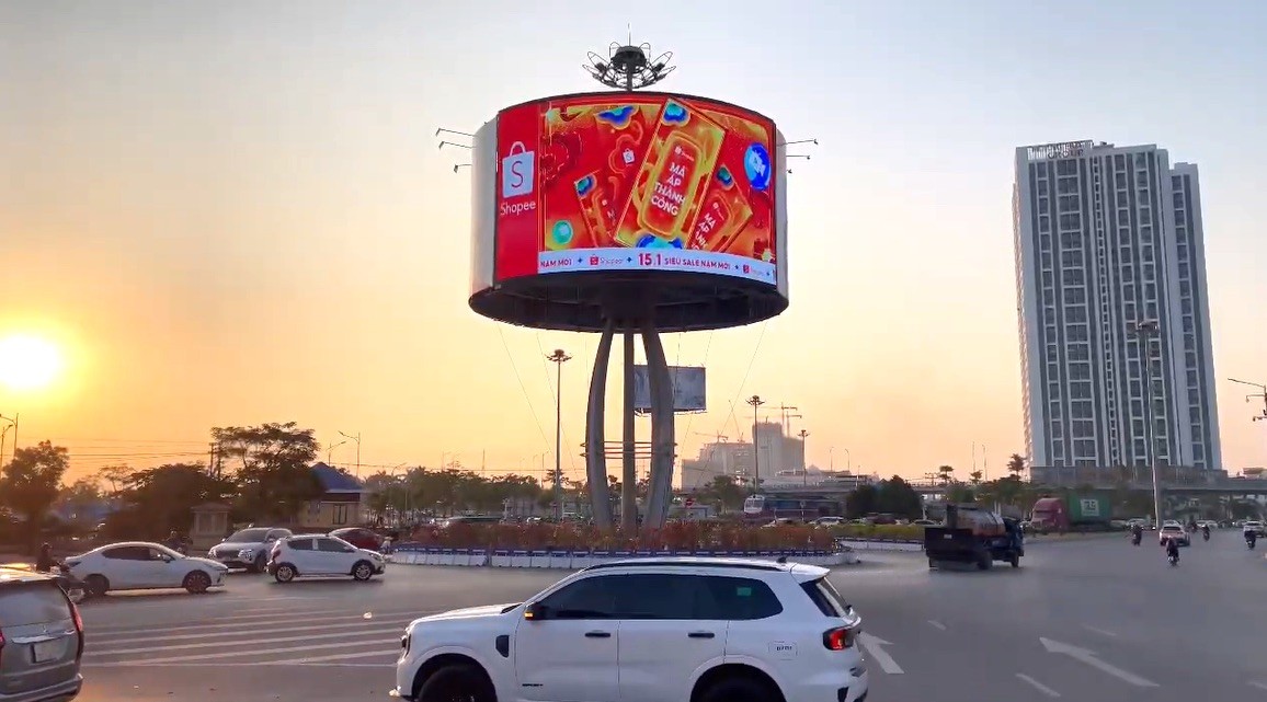 Đón 2026, Shopee phủ sóng khắp các thành phố lớn với OOH lì xì khổng lồ