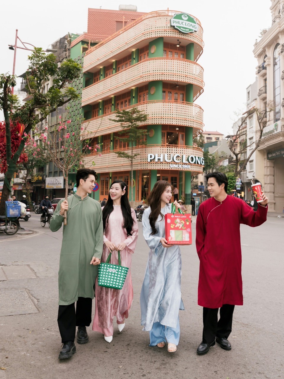 Khai trương flagship đầu tiên tại Hà Nội, Phúc Long thu hút giới trẻ đến trải nghiệm trà Việt