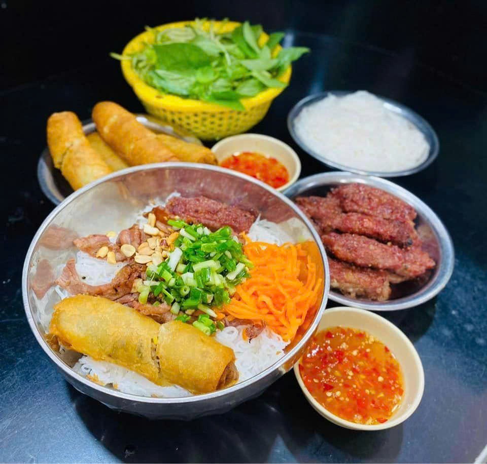 ShopeeFood tạo sức hút mới trên thị trường đặt món trực tuyến với “Trùm Deal Lên Live”