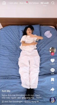 “Anh Trai Goodnight” và cú bắt tay dịu dàng cùng idol nam cho fan nữ ngày “đèn đỏ”