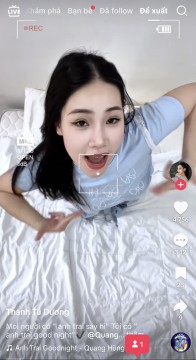 “Anh Trai Goodnight” và cú bắt tay dịu dàng cùng idol nam cho fan nữ ngày “đèn đỏ”