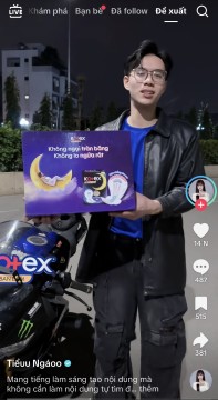 “Anh Trai Goodnight” và cú bắt tay dịu dàng cùng idol nam cho fan nữ ngày “đèn đỏ”