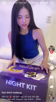 “Anh Trai Goodnight” và cú bắt tay dịu dàng cùng idol nam cho fan nữ ngày “đèn đỏ”