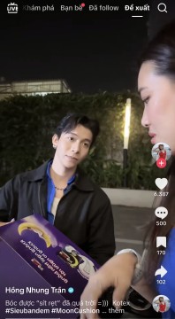 “Anh Trai Goodnight” và cú bắt tay dịu dàng cùng idol nam cho fan nữ ngày “đèn đỏ”