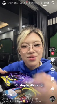 “Anh Trai Goodnight” và cú bắt tay dịu dàng cùng idol nam cho fan nữ ngày “đèn đỏ”