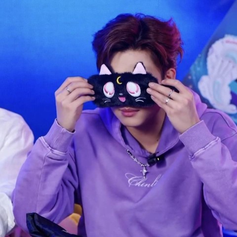 “Anh Trai Goodnight” và cú bắt tay dịu dàng cùng idol nam cho fan nữ ngày “đèn đỏ”