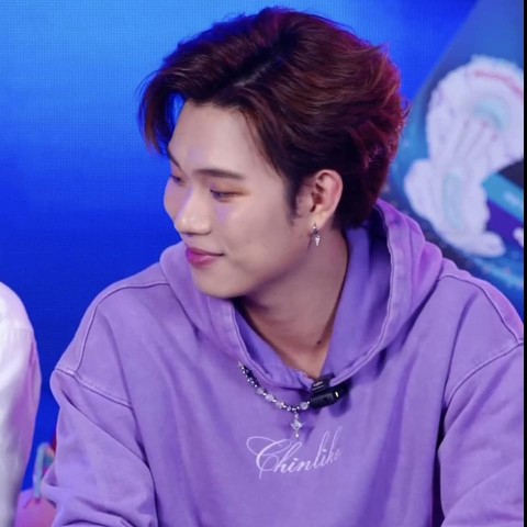 “Anh Trai Goodnight” và cú bắt tay dịu dàng cùng idol nam cho fan nữ ngày “đèn đỏ”