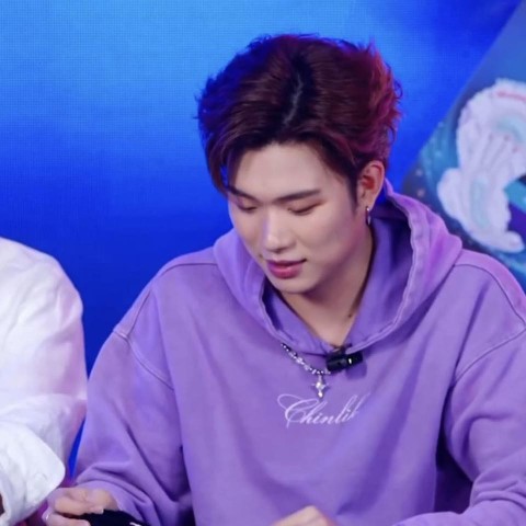 “Anh Trai Goodnight” và cú bắt tay dịu dàng cùng idol nam cho fan nữ ngày “đèn đỏ”