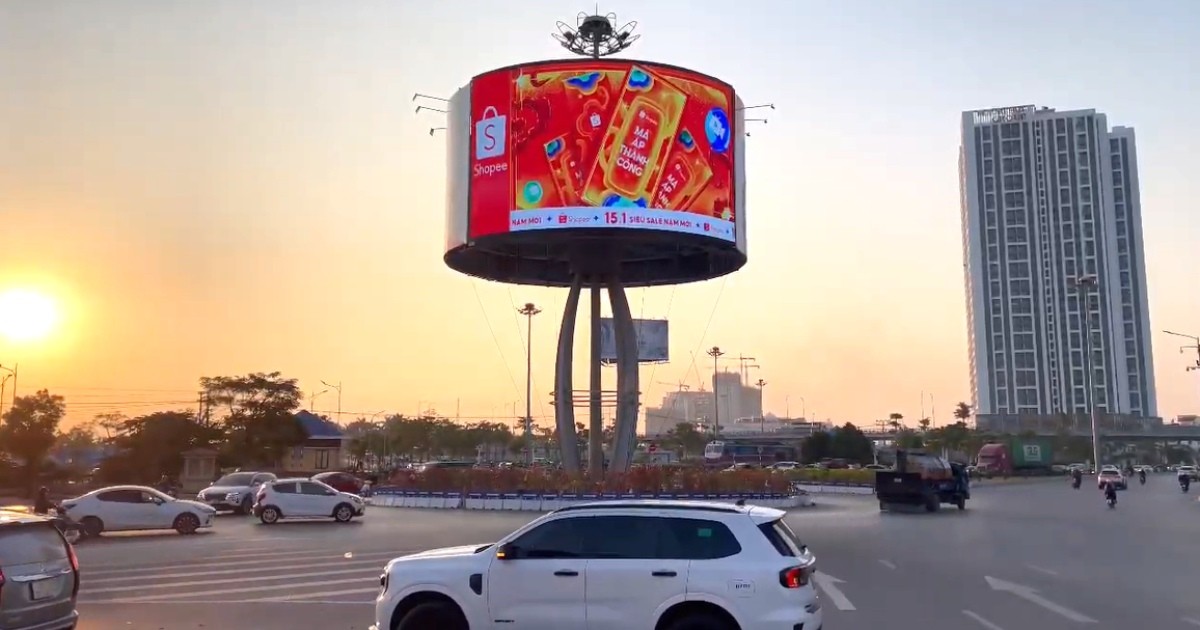 Đón 2026, Shopee phủ sóng khắp các thành phố lớn với OOH lì xì khổng lồ